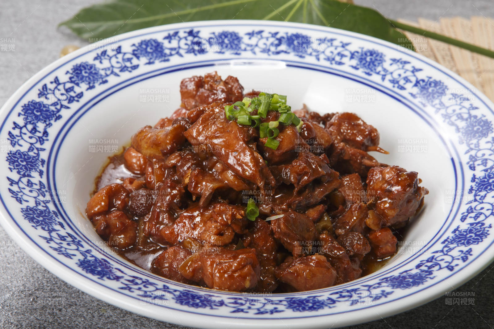 青花瓷盘装的红烧土鸡块图片