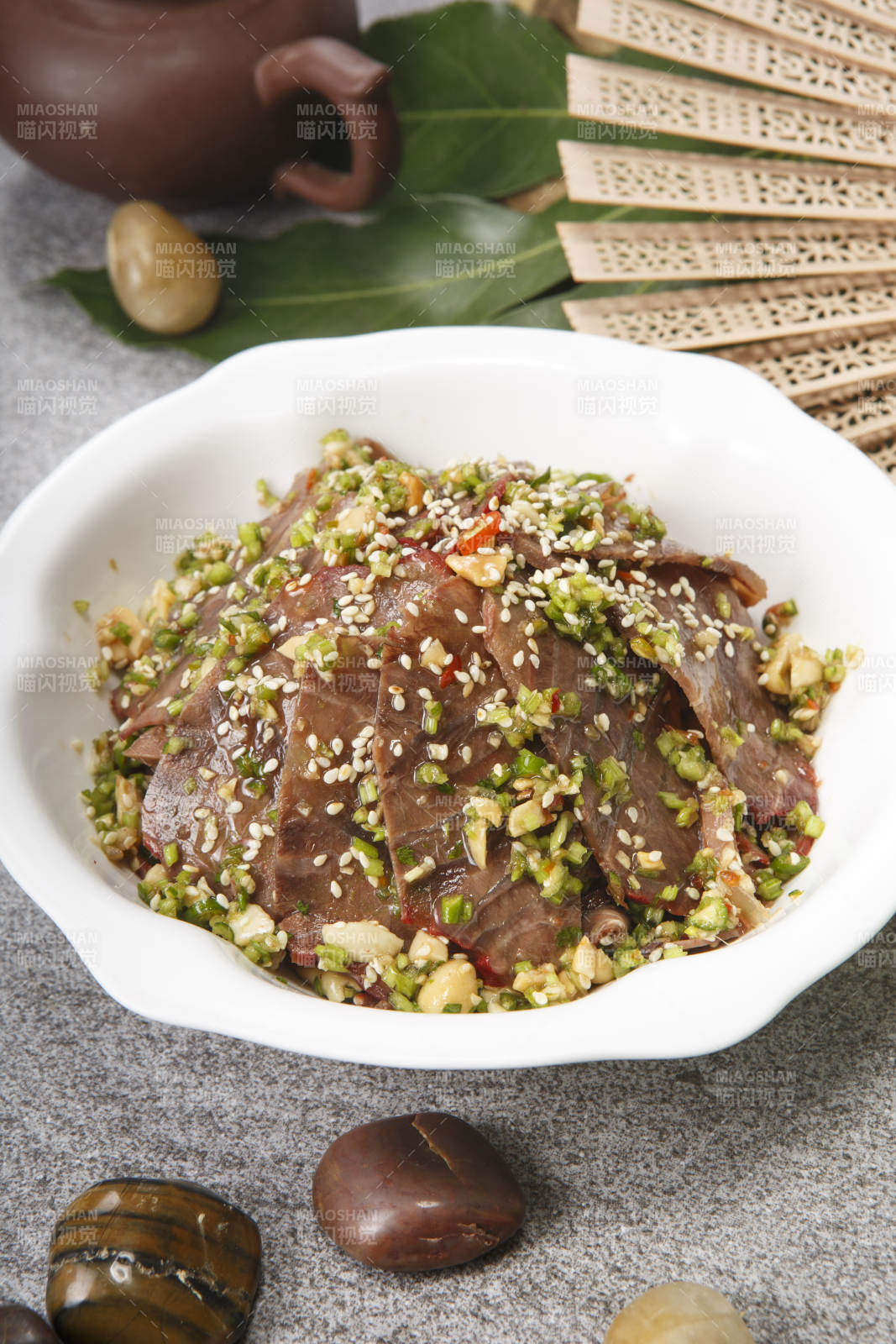 白色瓷盘装的蒜香牛舌图片