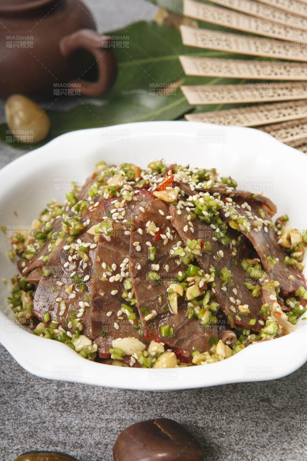 白色瓷盘装的蒜香牛舌图片