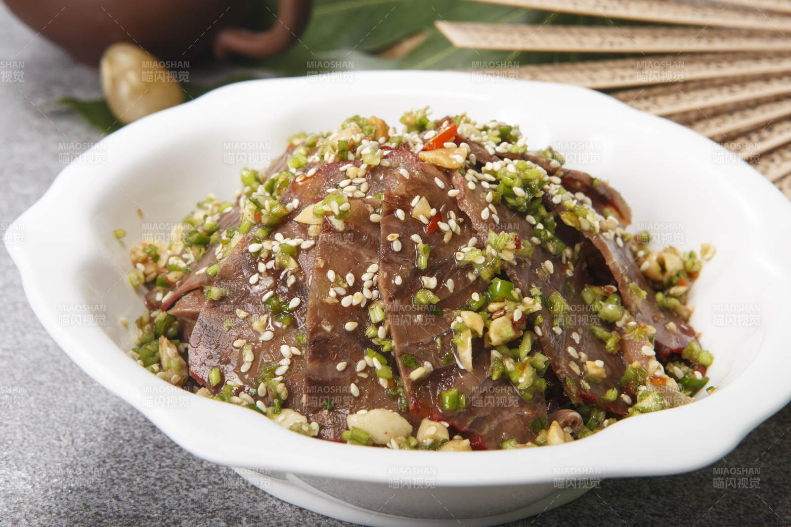 白色瓷盘装的蒜香牛舌图片