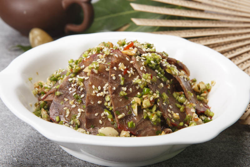 白色瓷盘装的蒜香牛舌图片