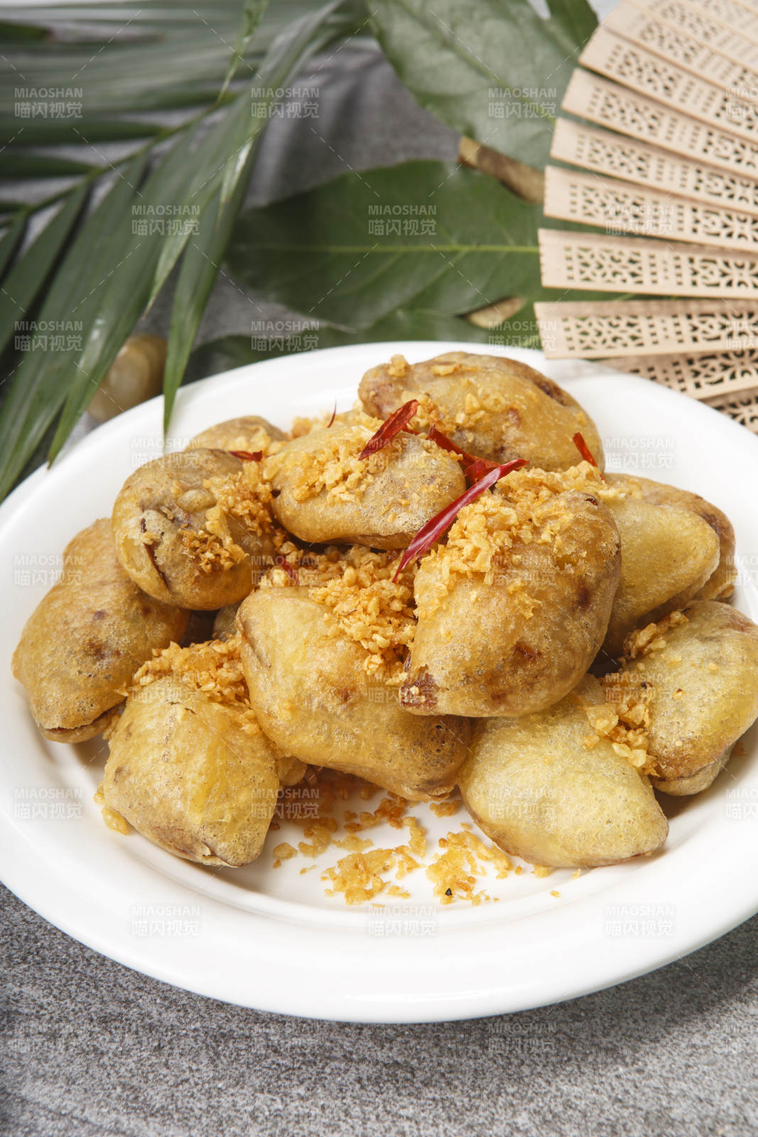 白色圆盘装的香炸茄盒图片