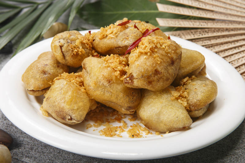 白色圆盘装的香炸茄盒图片