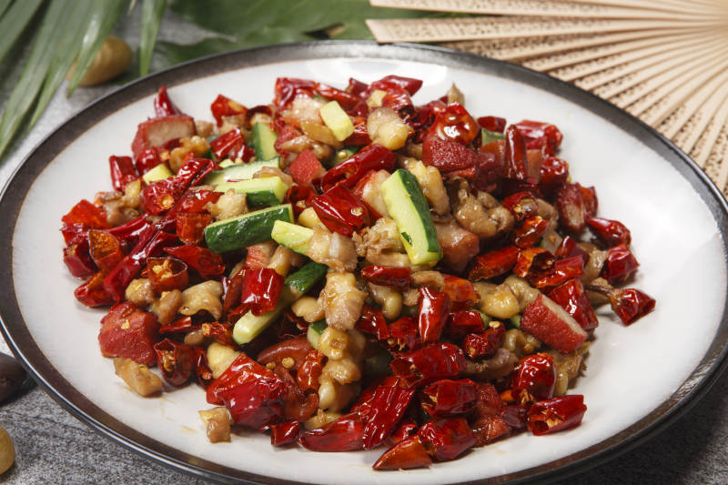 白色圆瓷盘装的辣子兔丁图片