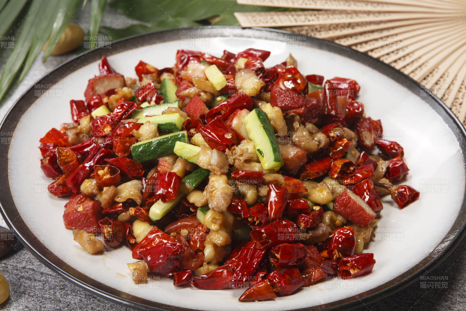 白色圆瓷盘装的辣子兔丁图片