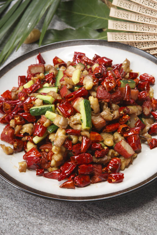 白色圆瓷盘装的辣子兔丁图片