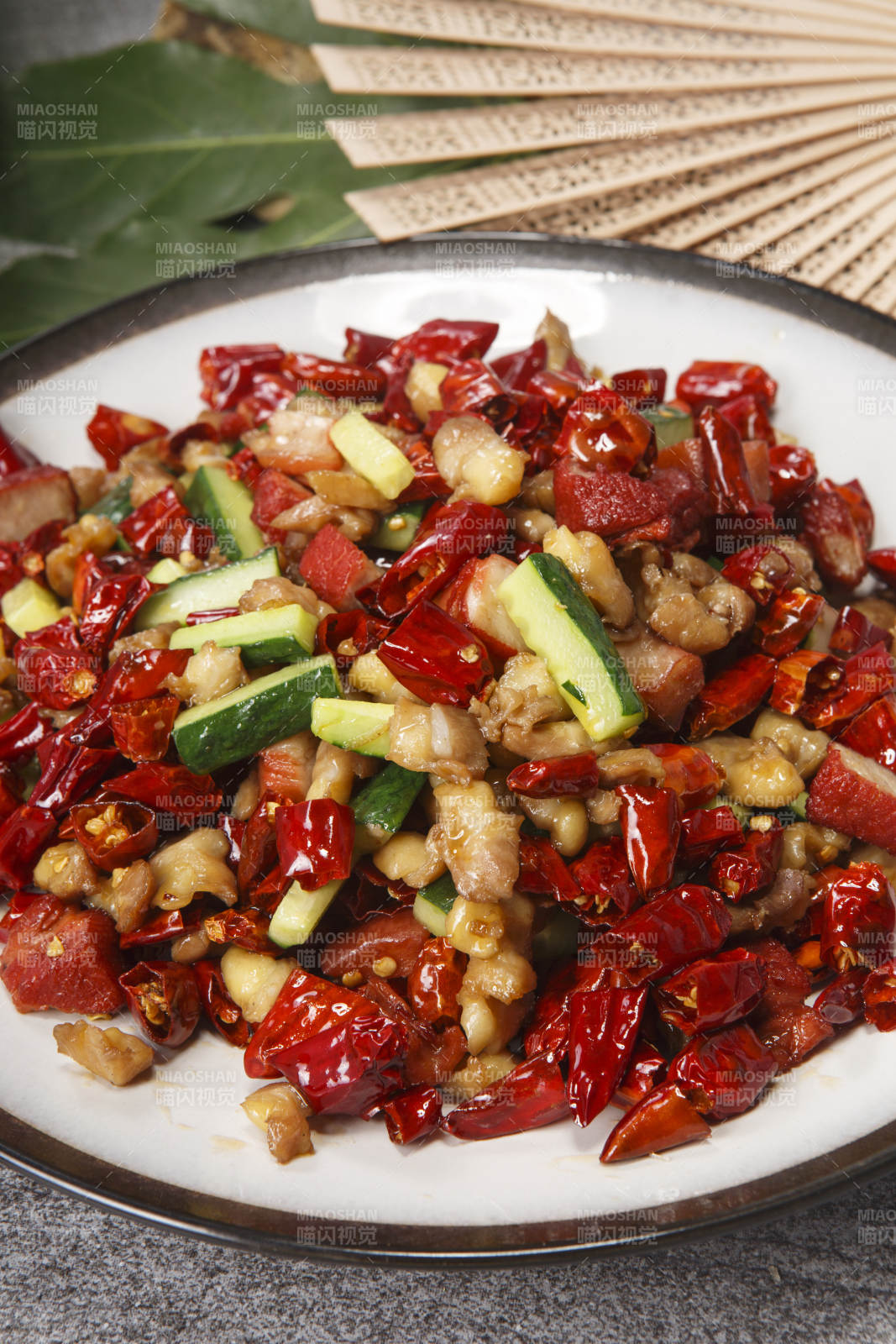 白色圆瓷盘装的辣子兔丁图片