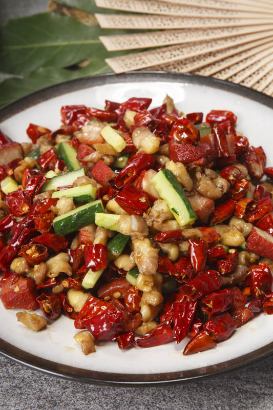 白色圆瓷盘装的辣子兔丁图片