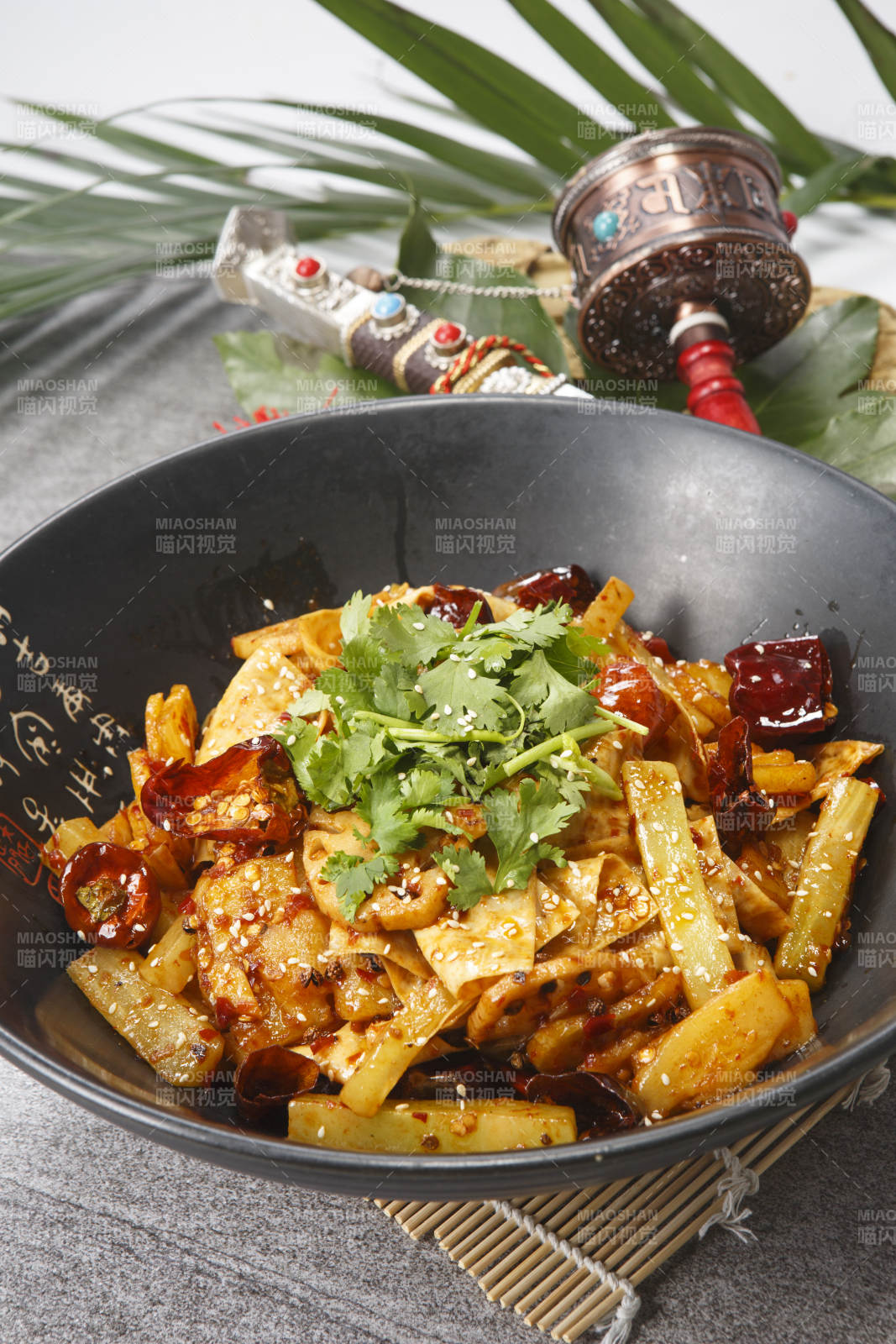 精美陶盆装的香锅素什锦图片