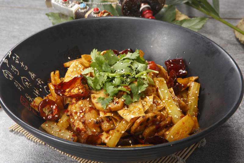 精美陶盆装的香锅素什锦图片