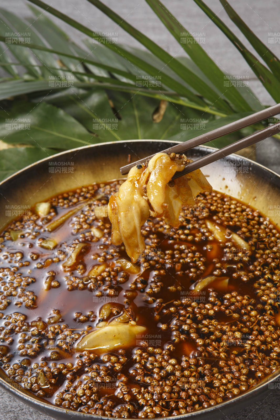 精美陶碗装的红油椒麻卤鸭掌图片