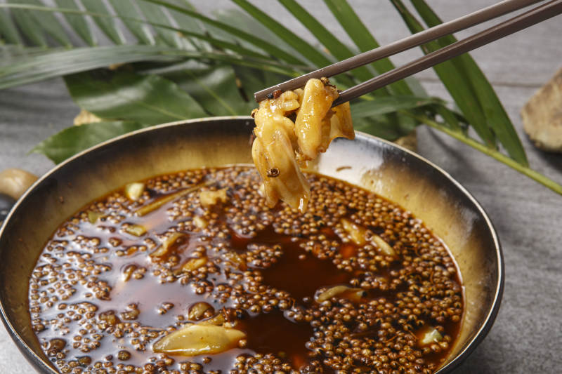 精美陶碗装的红油椒麻卤鸭掌图片