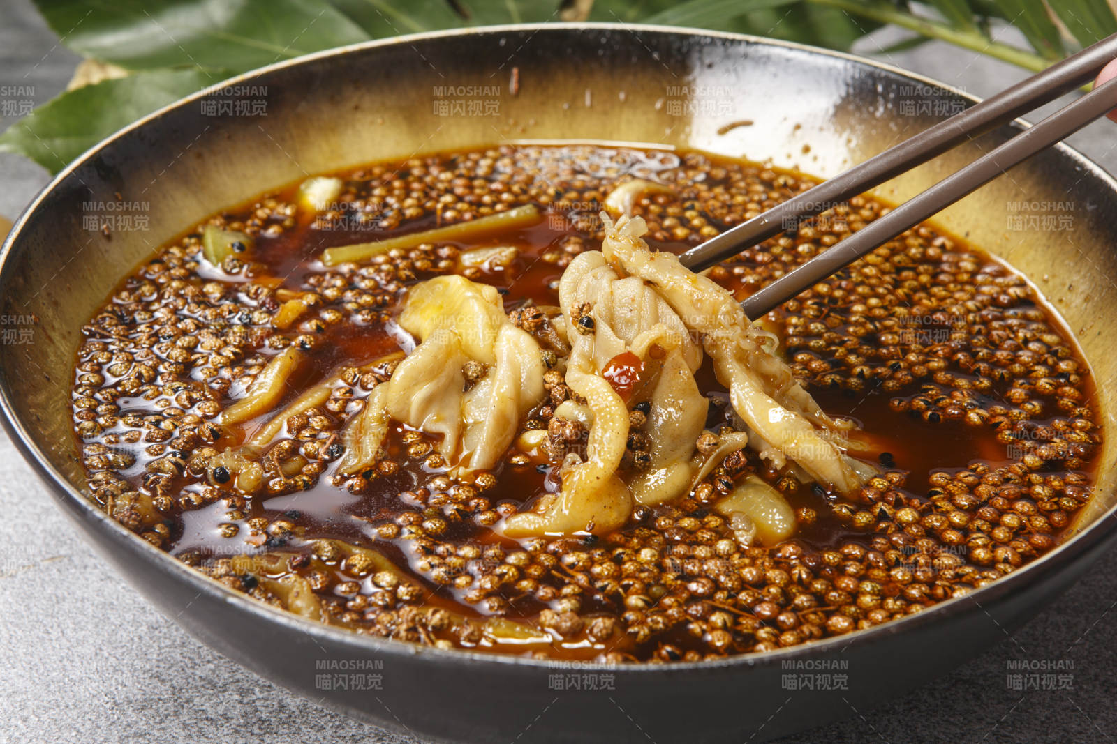 精美陶碗装的红油椒麻卤鸭掌图片