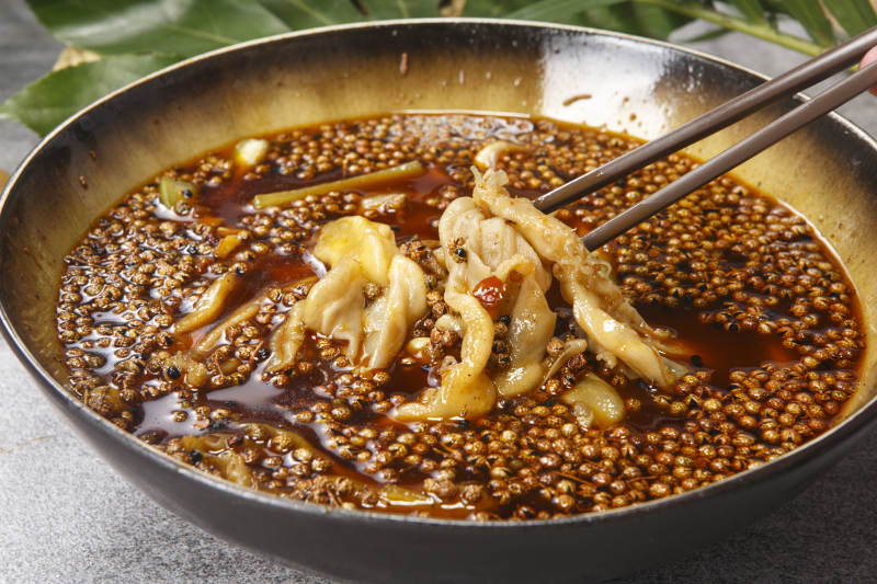 精美陶碗装的红油椒麻卤鸭掌图片