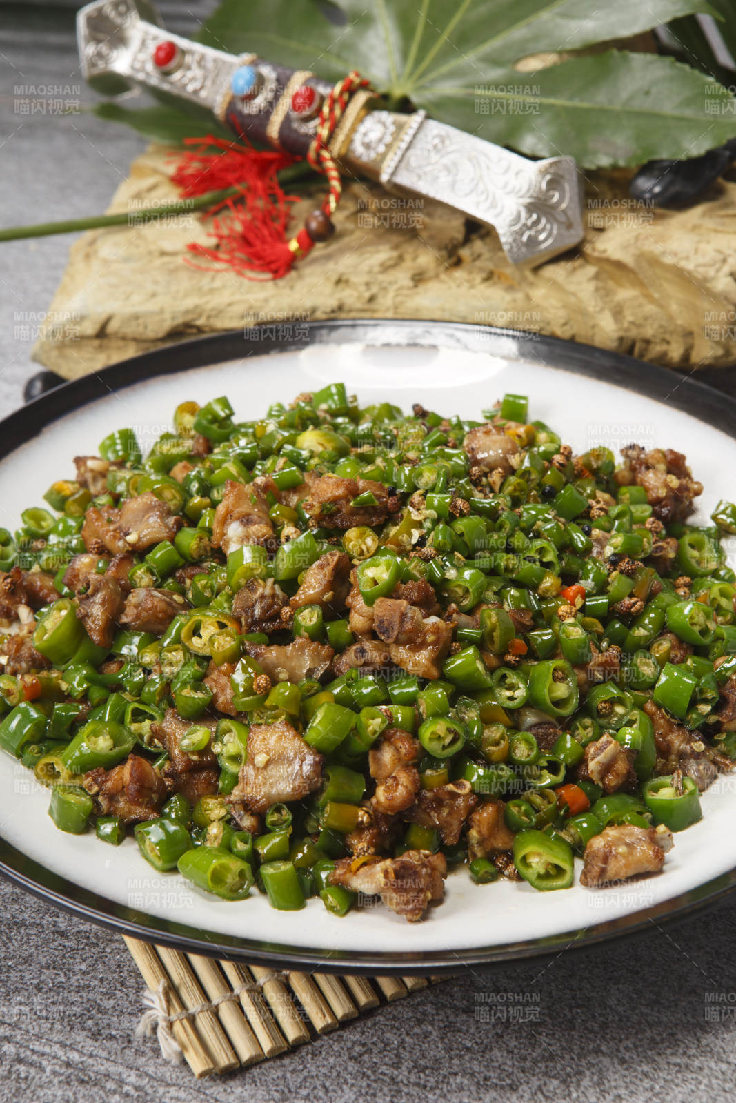 精美瓷盘装米椒跳水兔图片