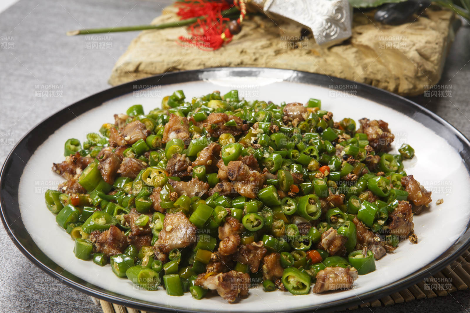 精美瓷盘装米椒跳水兔图片