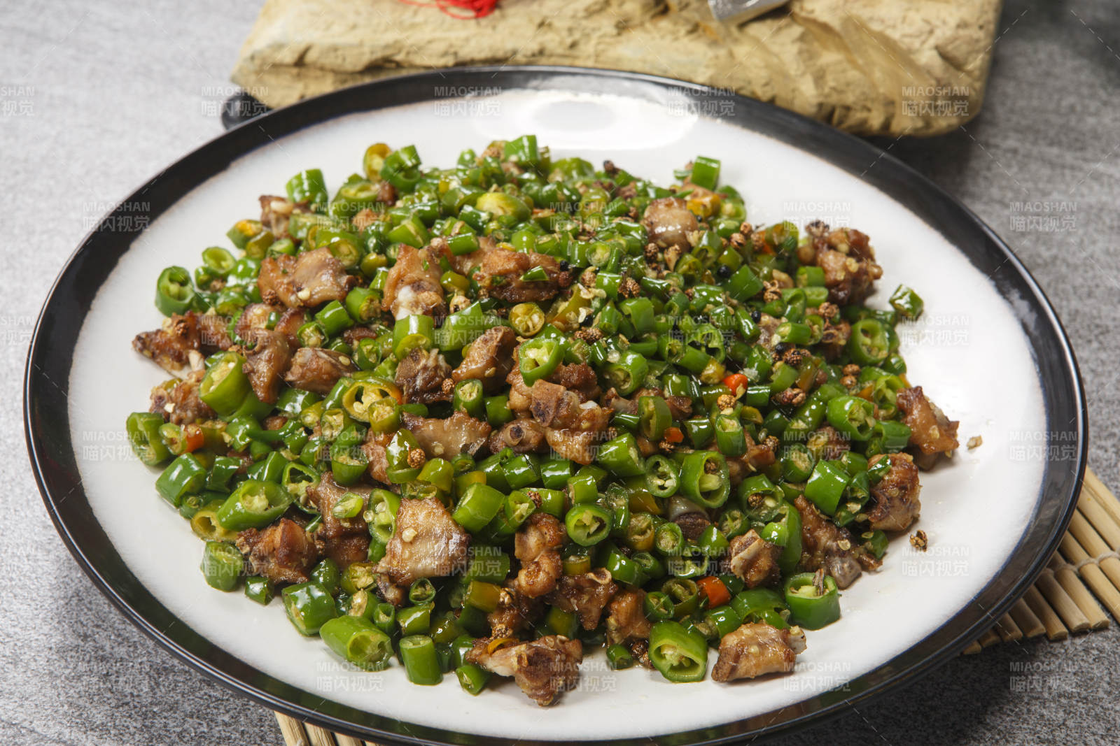 精美瓷盘装米椒跳水兔图片