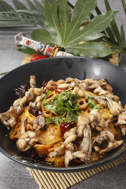 黑色陶盆装的香锅牛蛙图片