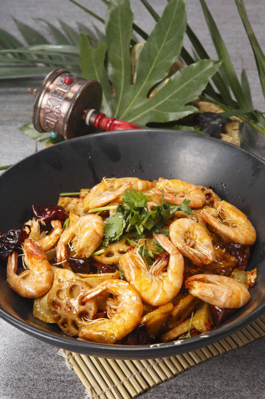 黑色陶盆装的麻辣香锅虾图片