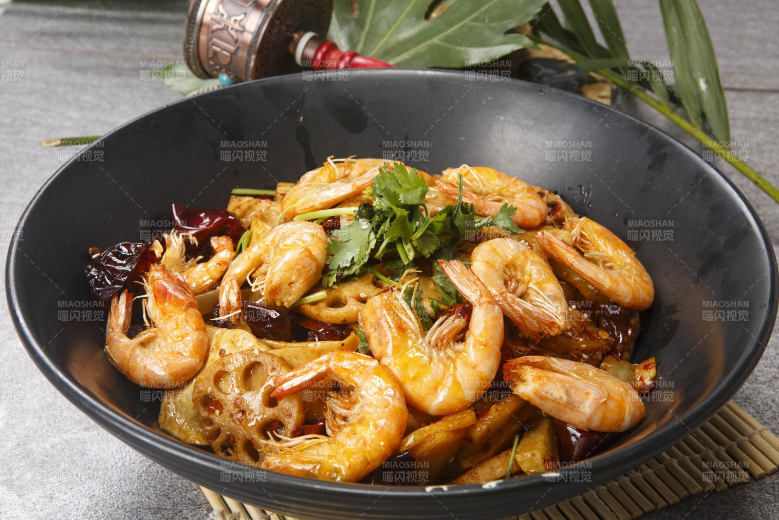 黑色陶盆装的麻辣香锅虾图片
