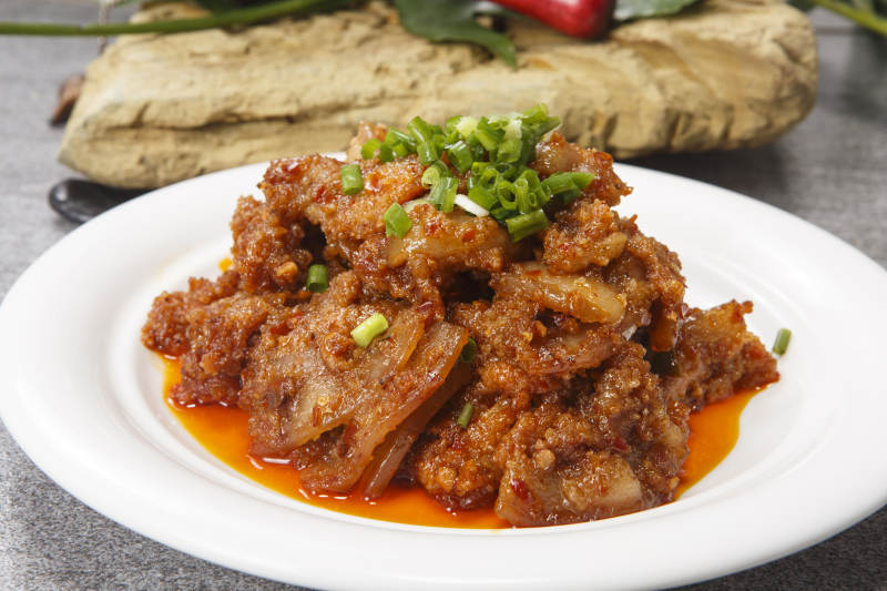 白色瓷盘装的米粉蒸肉图片