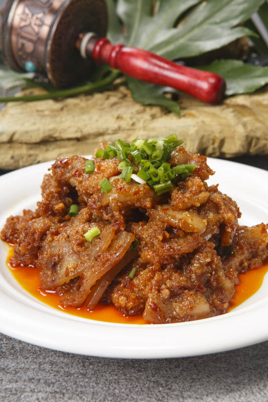 白色瓷盘装的米粉蒸肉图片