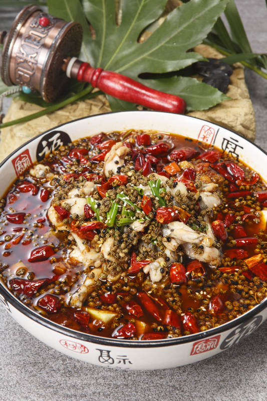 精美瓷盆装的麻辣水煮牛娃图片