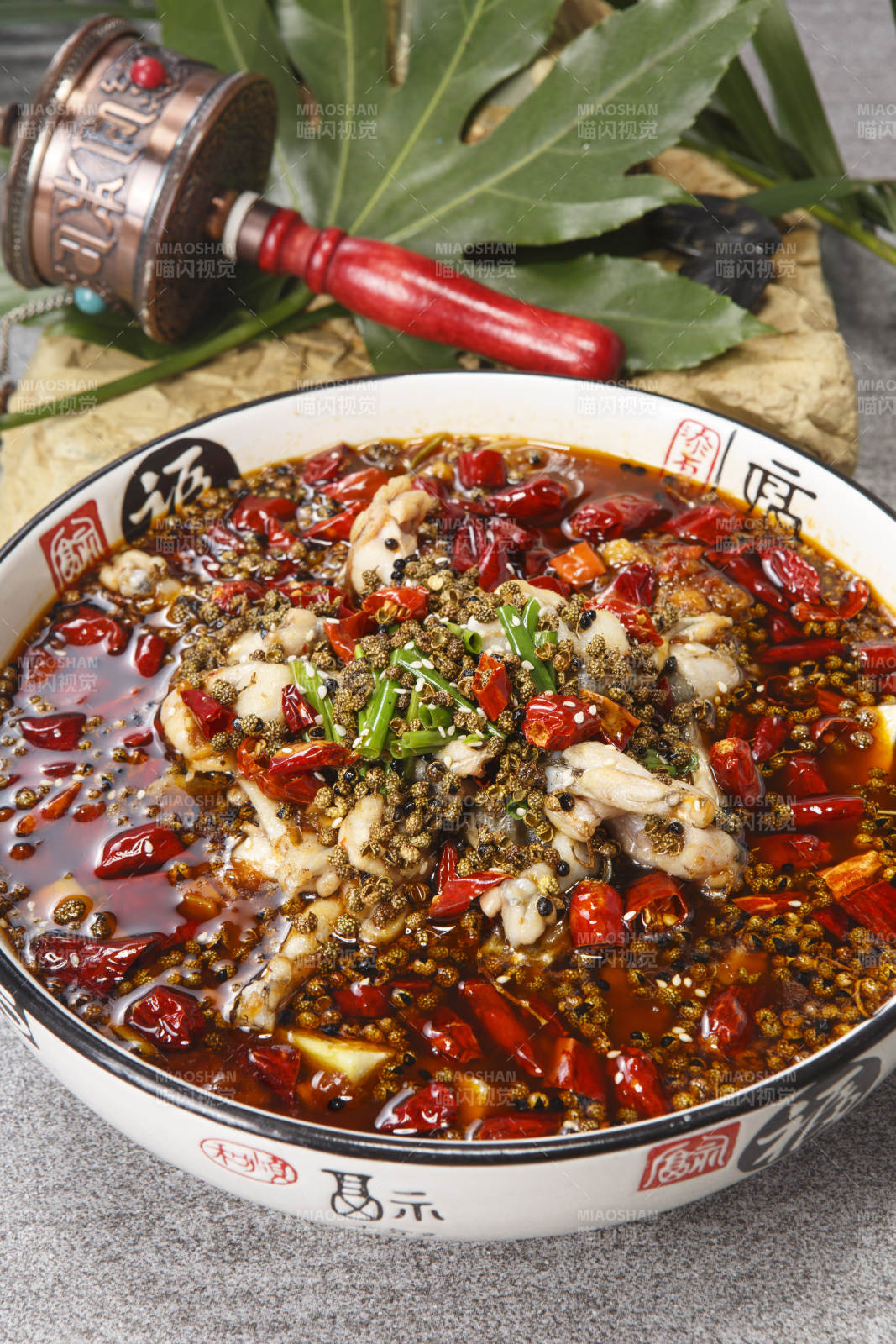 精美瓷盆装的麻辣水煮牛娃图片