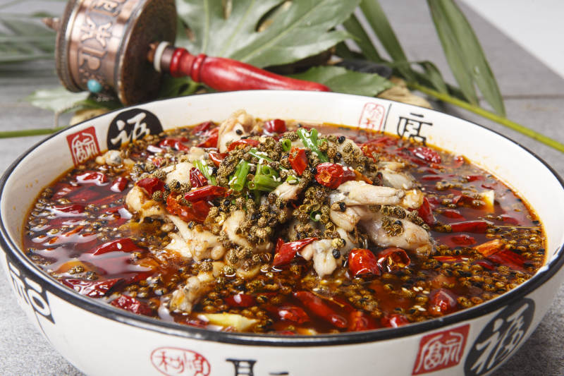 精美瓷盆装的麻辣水煮牛娃图片