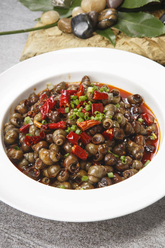 白色瓷盘装的香辣炒田螺图片