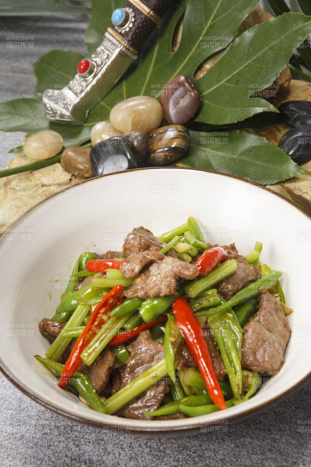 白色瓷盆装的杭椒小炒肉图片