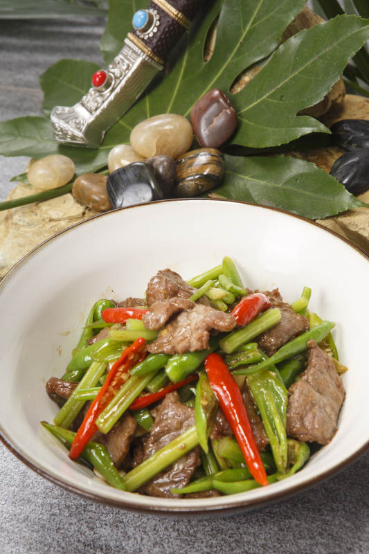 白色瓷盆装的杭椒小炒肉图片