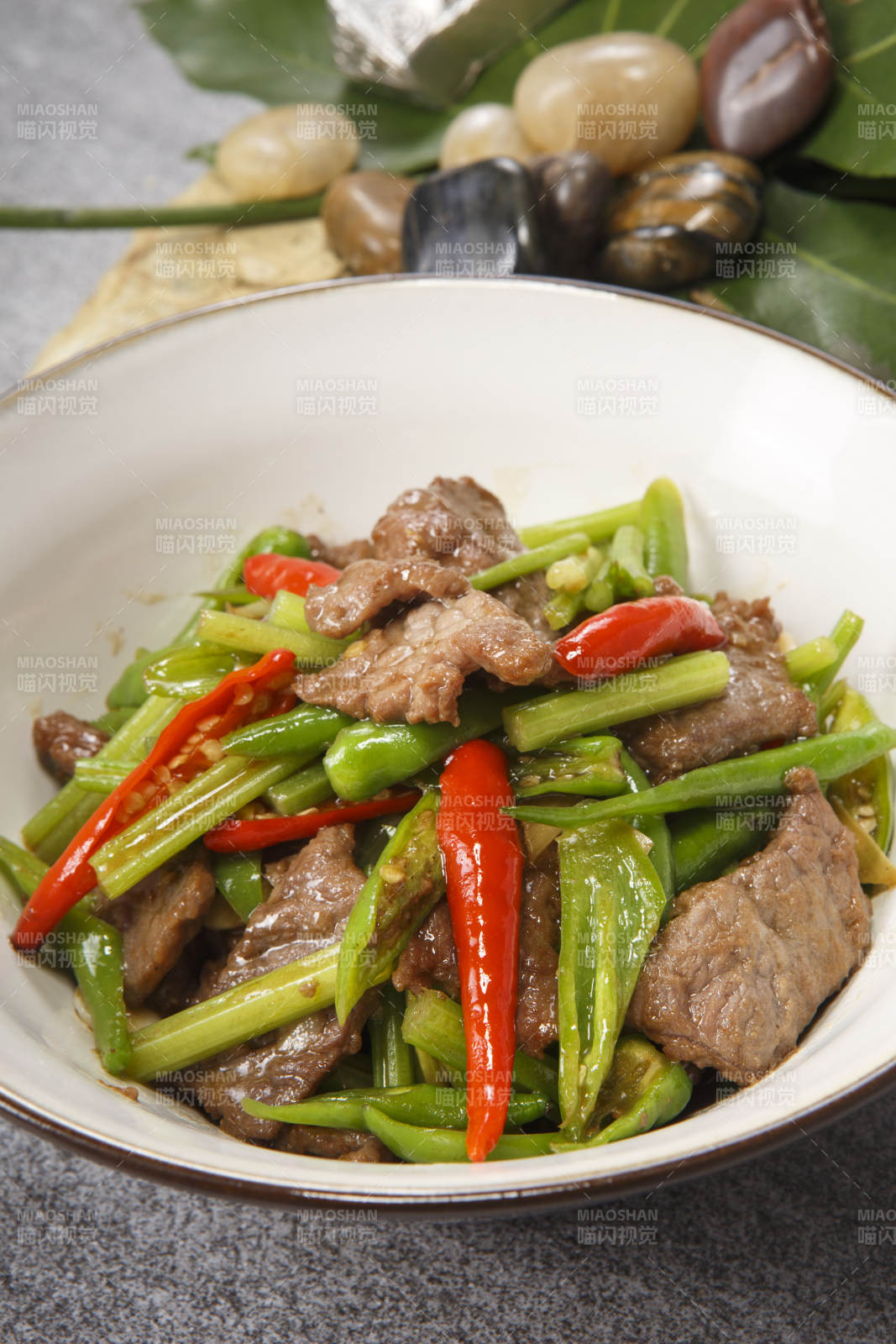 白色瓷盆装的杭椒小炒肉图片