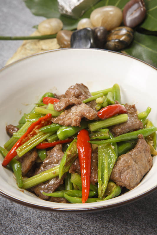 白色瓷盆装的杭椒小炒肉图片