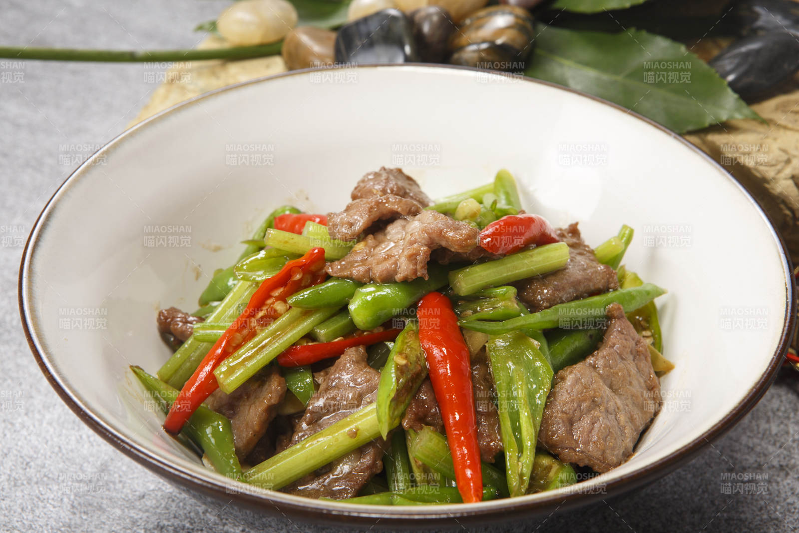 白色瓷盆装的杭椒小炒肉图片