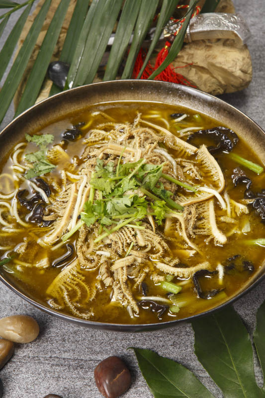 精美餐具装的酸汤肚丝图片