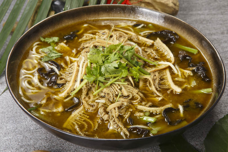 精美餐具装的酸汤肚丝图片