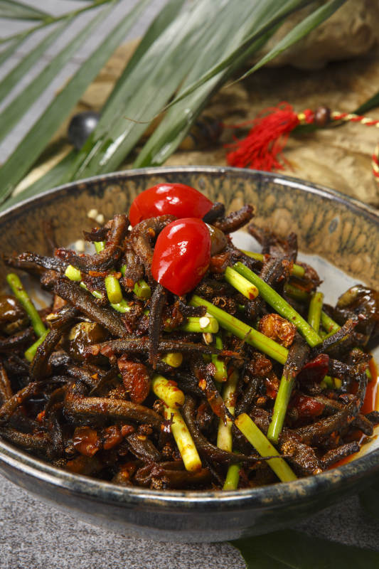 精美餐具装的香锅酱爆鳝鱼丝图片