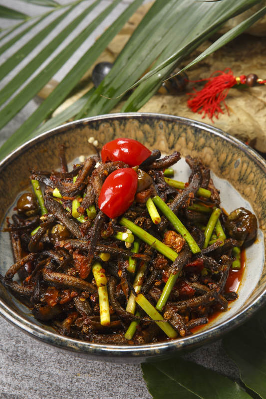 精美餐具装的香锅酱爆鳝鱼丝图片