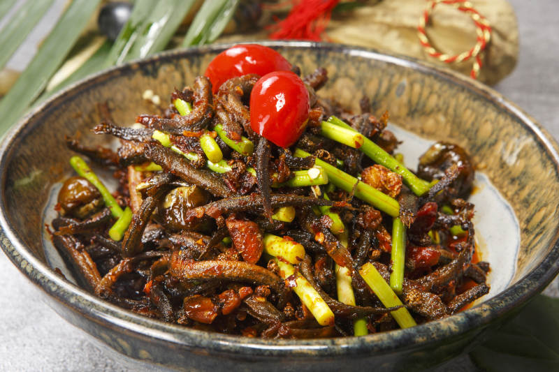 精美餐具装的香锅酱爆鳝鱼丝图片