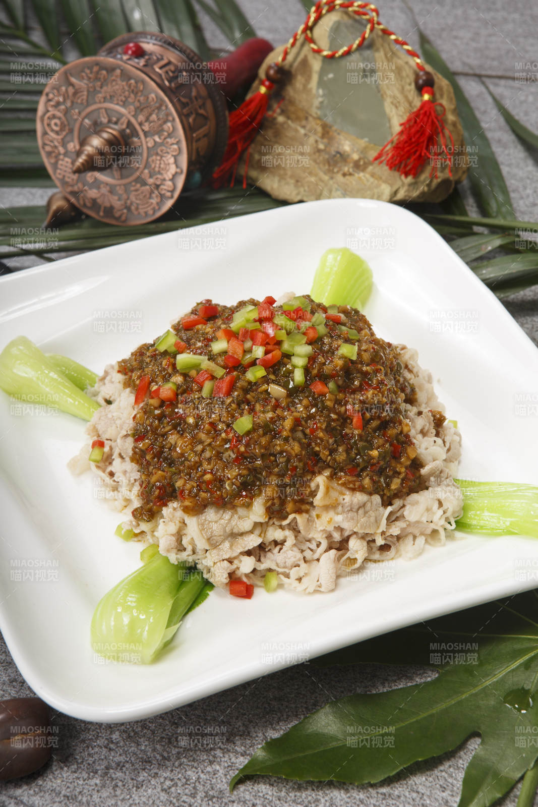 白色瓷盘装的肉沫酸菜盖牛柳图片