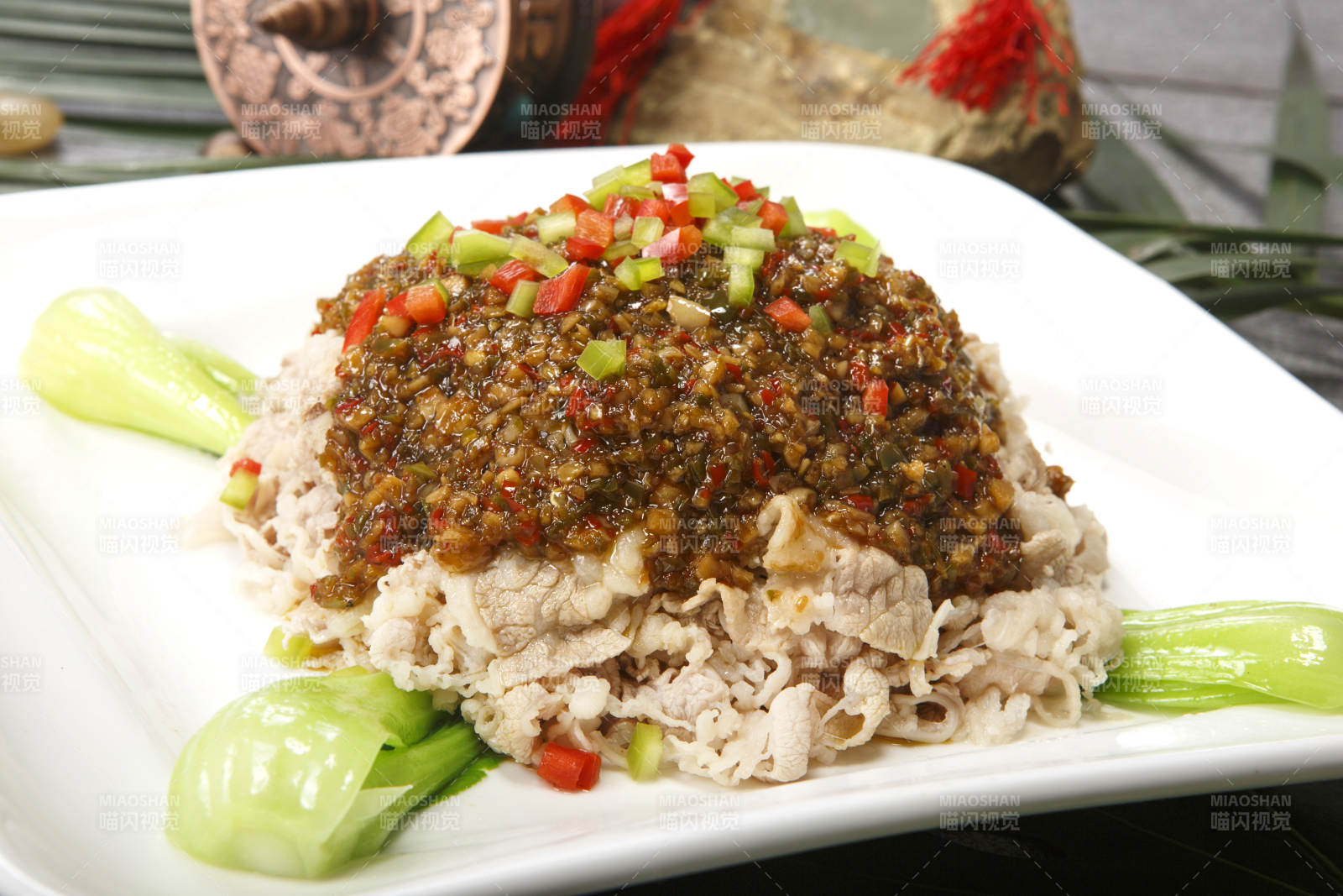 白色瓷盘装的肉沫酸菜盖牛柳图片