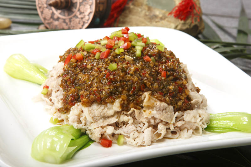 白色瓷盘装的肉沫酸菜盖牛柳图片