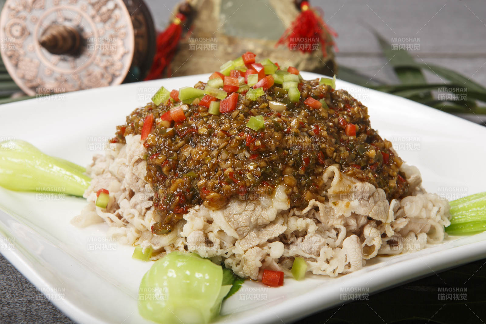 白色瓷盘装的肉沫酸菜盖牛柳图片