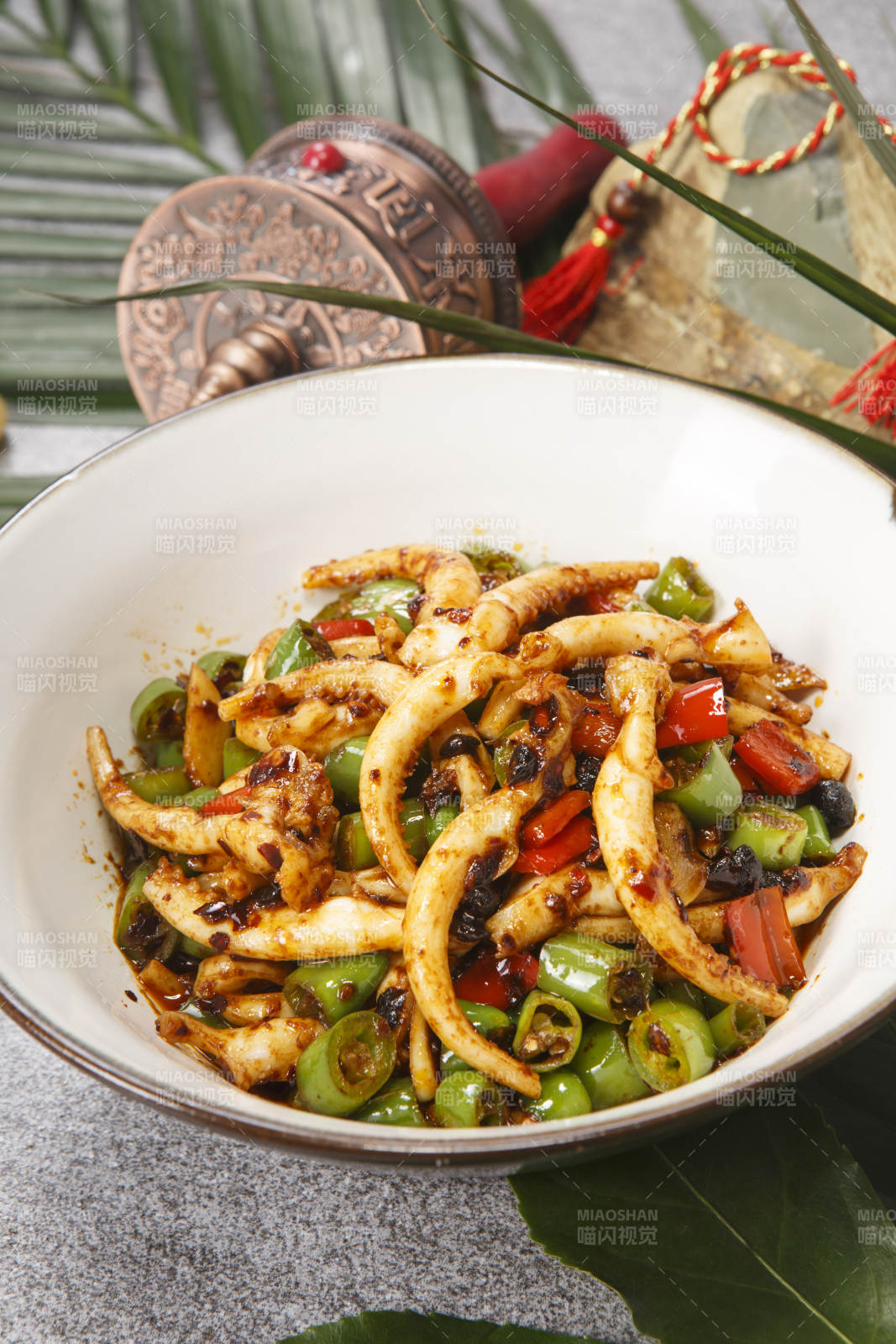 精美餐具装的米椒酱爆鱿鱼须图片