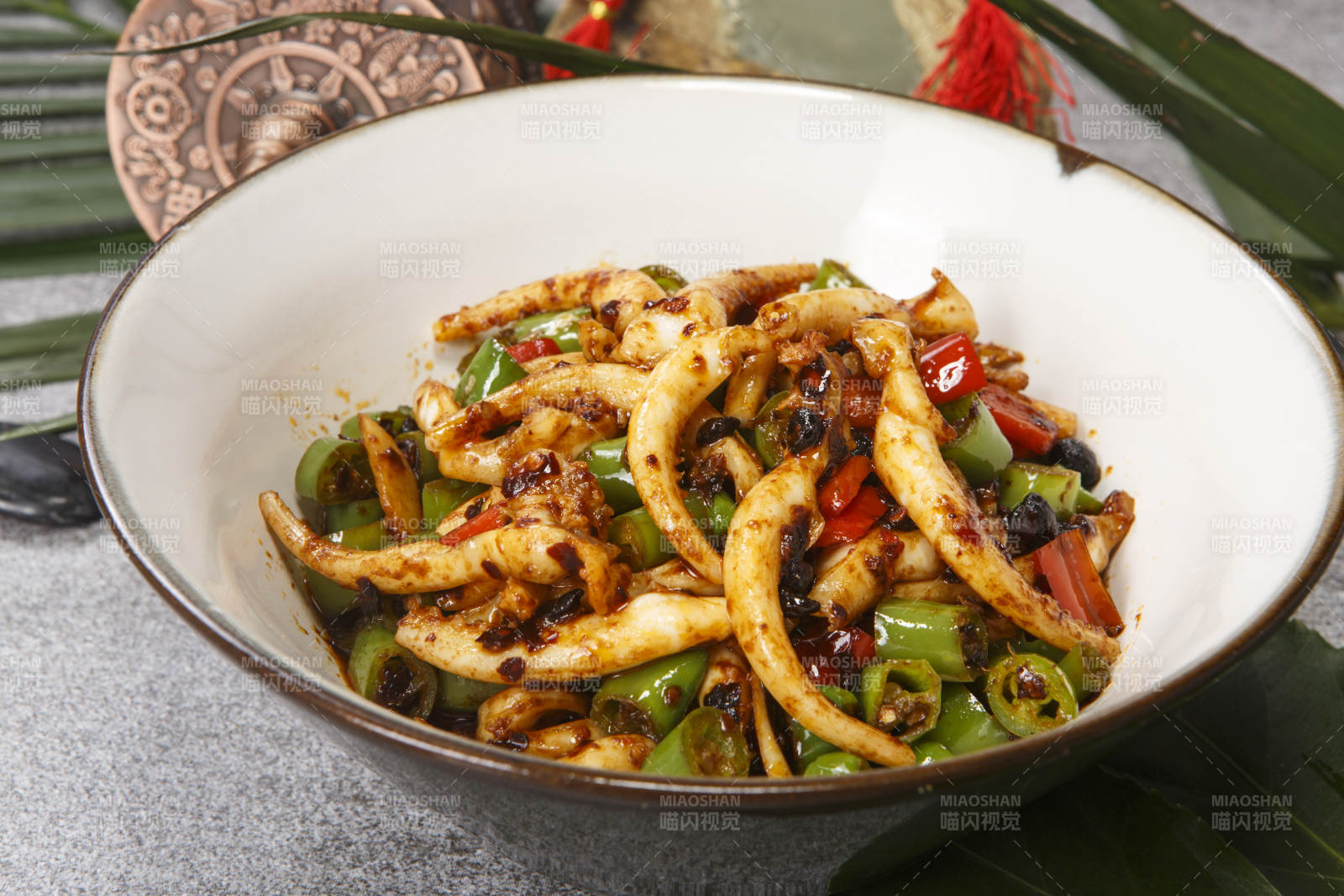 精美餐具装的米椒酱爆鱿鱼须图片