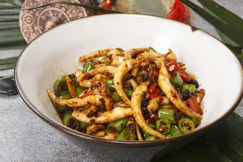 精美餐具装的米椒酱爆鱿鱼须图片