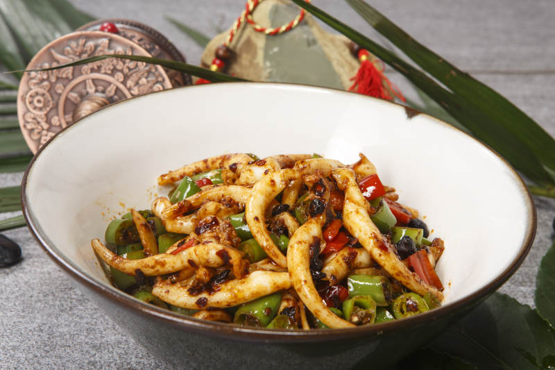 精美餐具装的米椒酱爆鱿鱼须图片