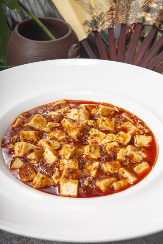 白色圆瓷盘装的家常麻婆豆腐图片