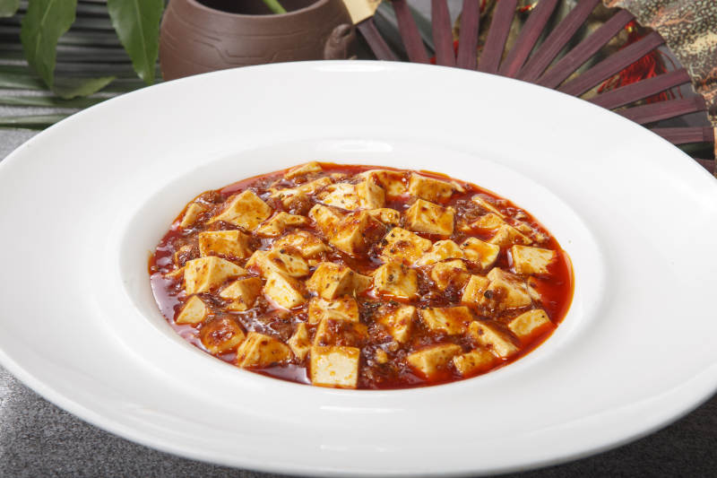 白色圆瓷盘装的家常麻婆豆腐图片